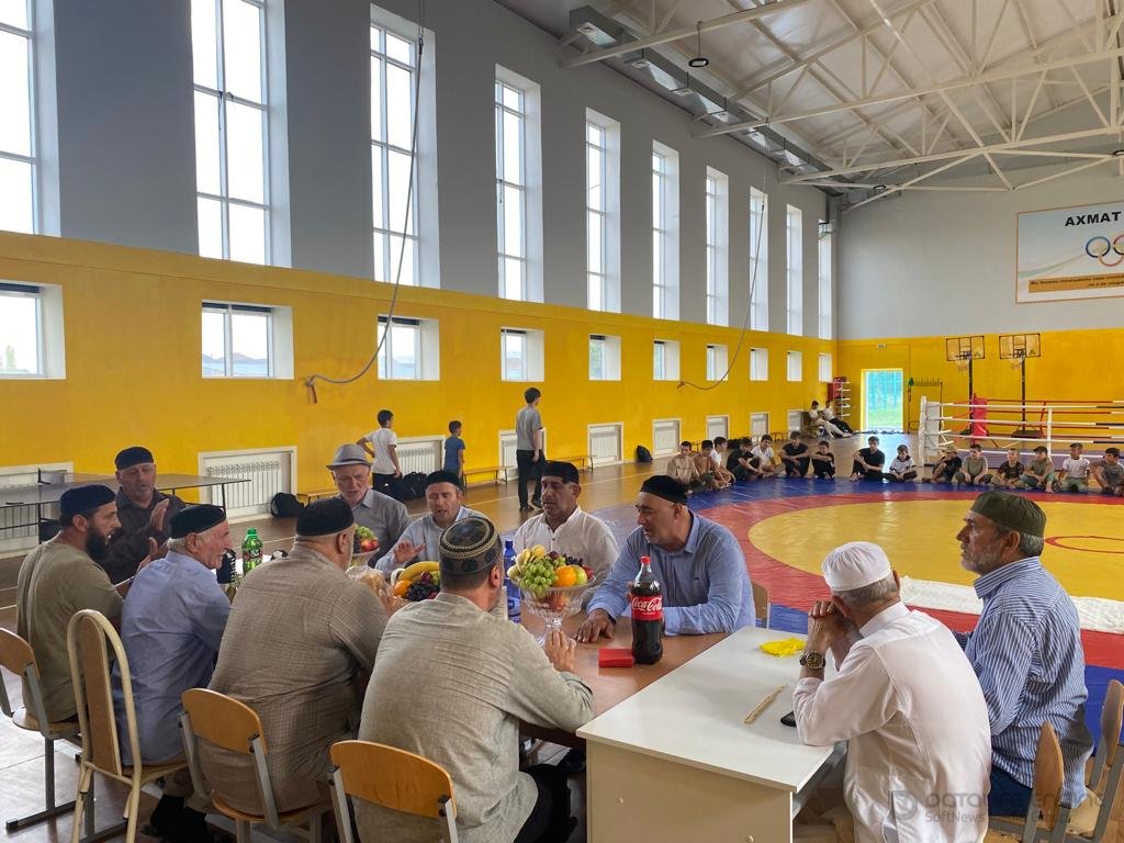 Сегодня в физкультурно-спортивном комплексе  был прочитан Мовлид в память к 72-ой годовщине Первого  Президента ЧР Ахмата-Хаджи Кадырова (Дала г1азот къобаладойла цуьнан!).